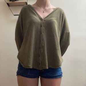 🤍3 for $10🤍 Medium green Forever 21 distressed long sleeve shirt